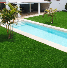 piscina con grass sinntetico